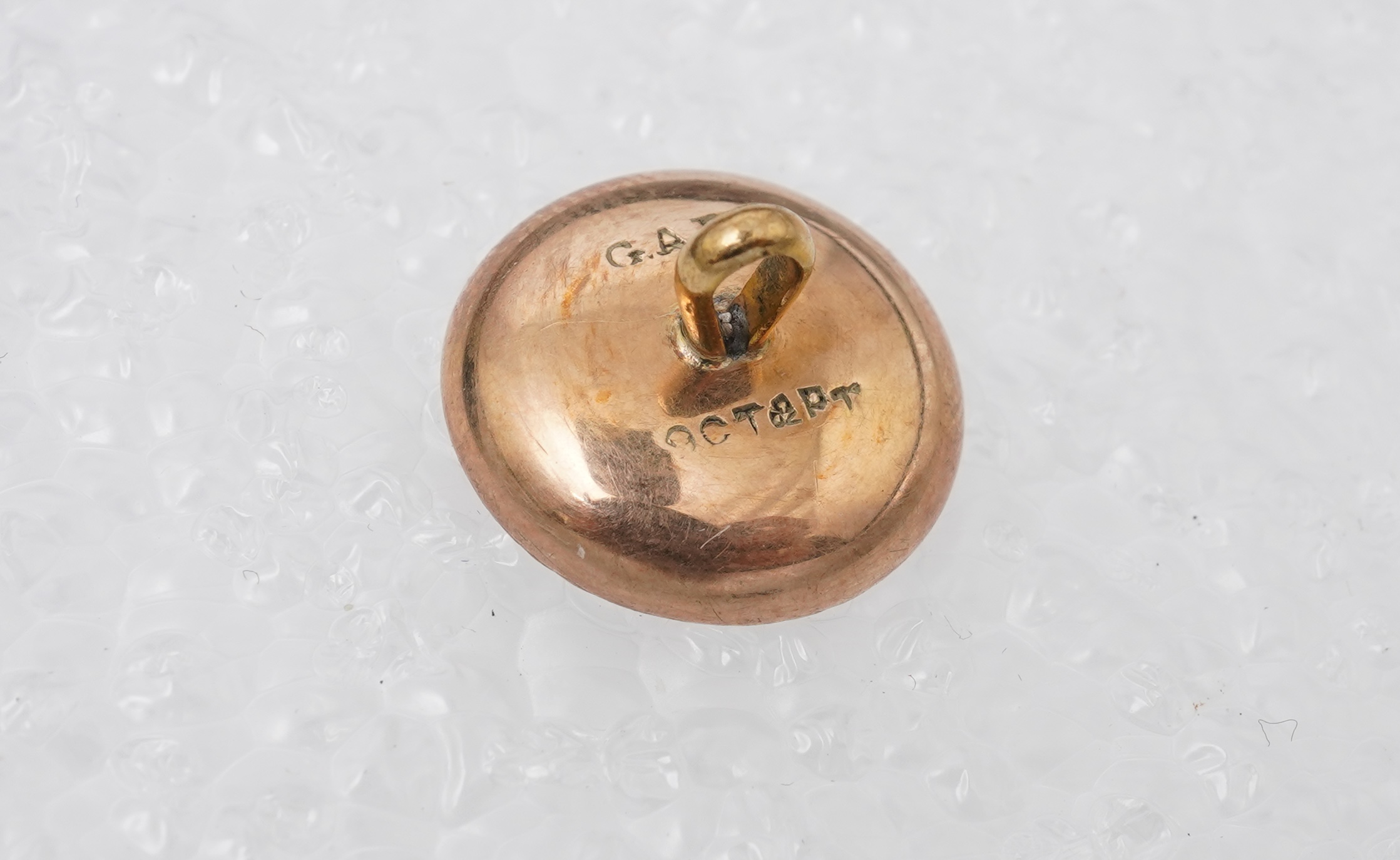 A set of 9ct gentleman's dress set cufflinks and button, retailed by Tessier